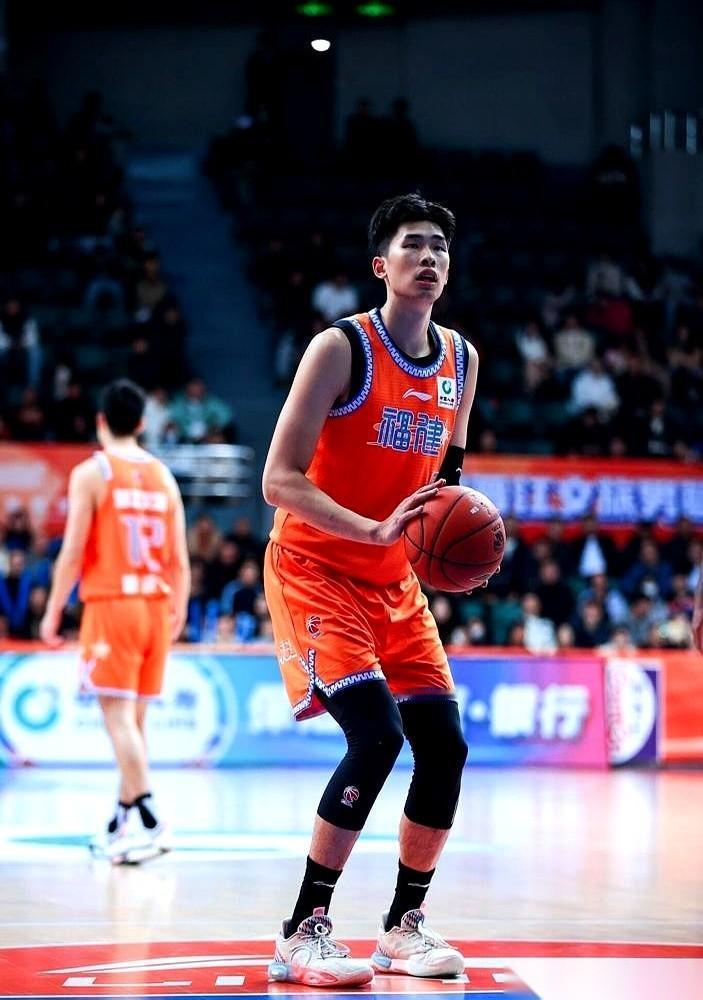 2023年CBA选秀现场，四川队的经理盯着手里的报告，眉头拧成了一个疙瘩，直接在