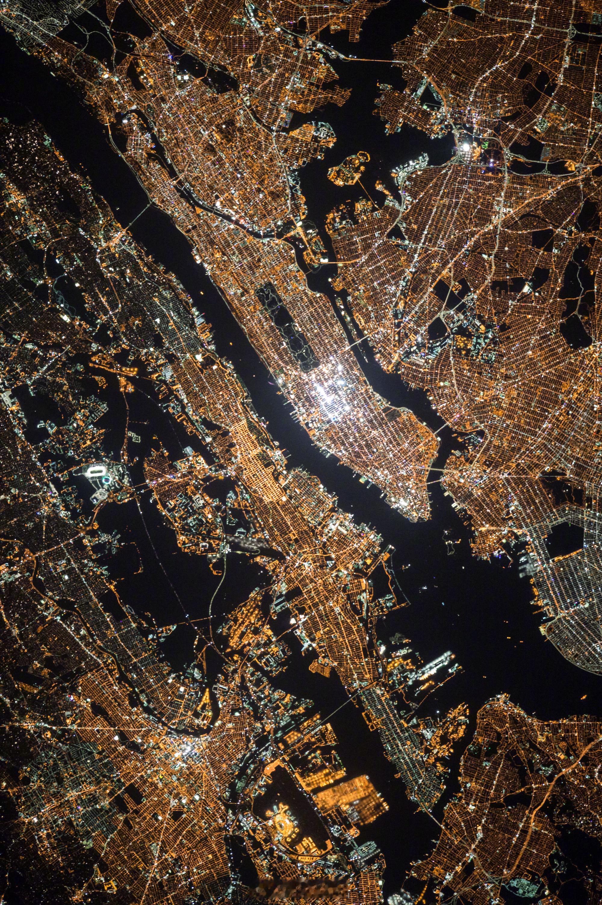 太空视角看新乡市[doge]壮丽夜景，曼哈顿璀璨灯光中一片黑的中央公园过于“闪耀