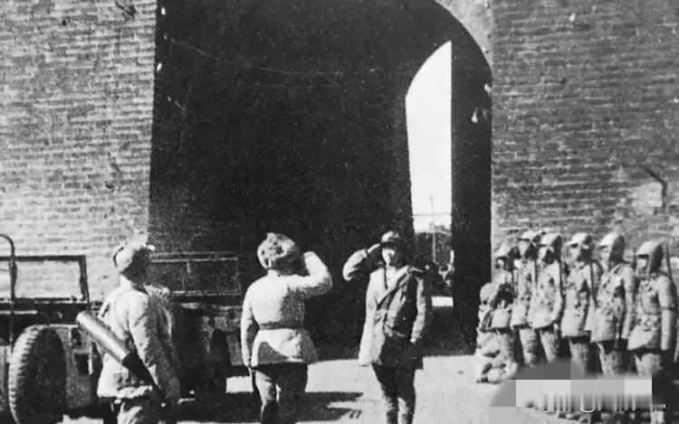 险象环生！1949年老蒋三杀傅作义，特务进场前一秒，保密局此人反水救命
 
19