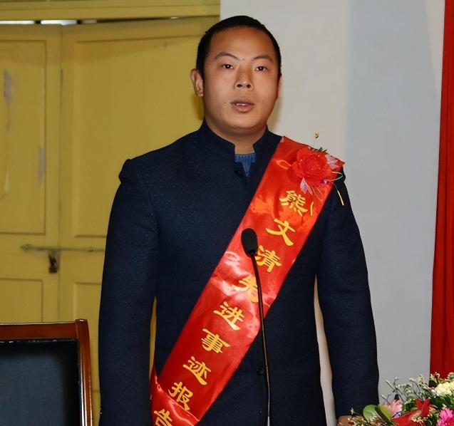 2006年，江西一女孩车祸后昏迷半月，在醒来后，她对母亲艰难地说道：救我的不是消