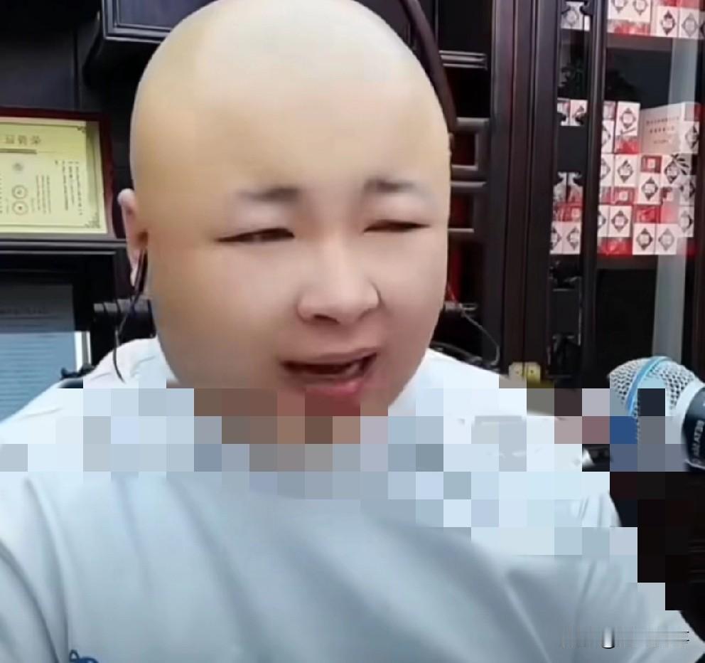 老狗银行卡全冻结，借钱给佳希买名牌包。

         佳希回通辽，听说拿了