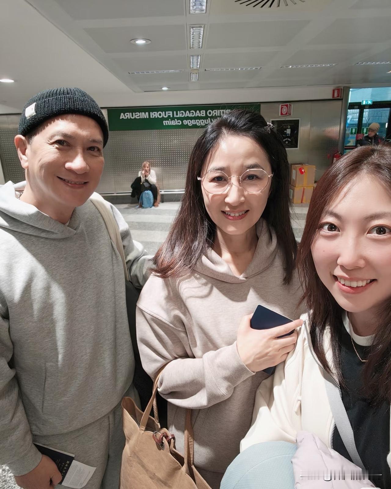 看把张家辉神气的，被他长夸的“老有老靓”的老婆关咏荷，如今62岁看起来像40岁左