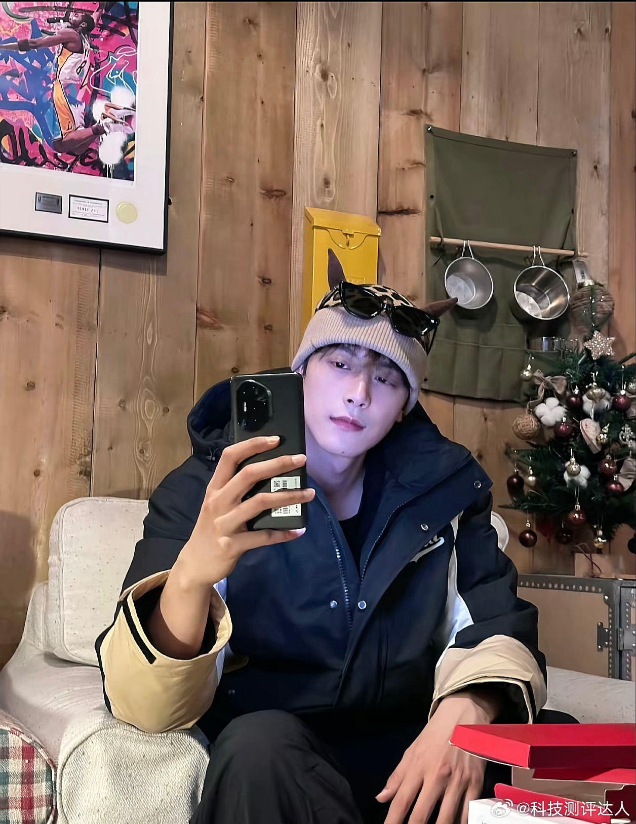 扒了一下邓凯之前的照片，风格都好酷原来我们还用过同款手机荣耀300 Pro，感觉