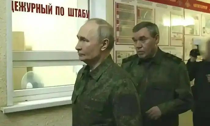 此次军装亮相值得注意的点是与2022年9月部分动员时的着装形成呼应，但语境已截然