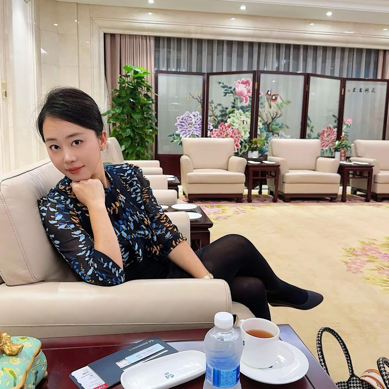 大家发现没
三十万
甚至超过五十万的人

生活还是过得很拮据
明明很有钱了为什么