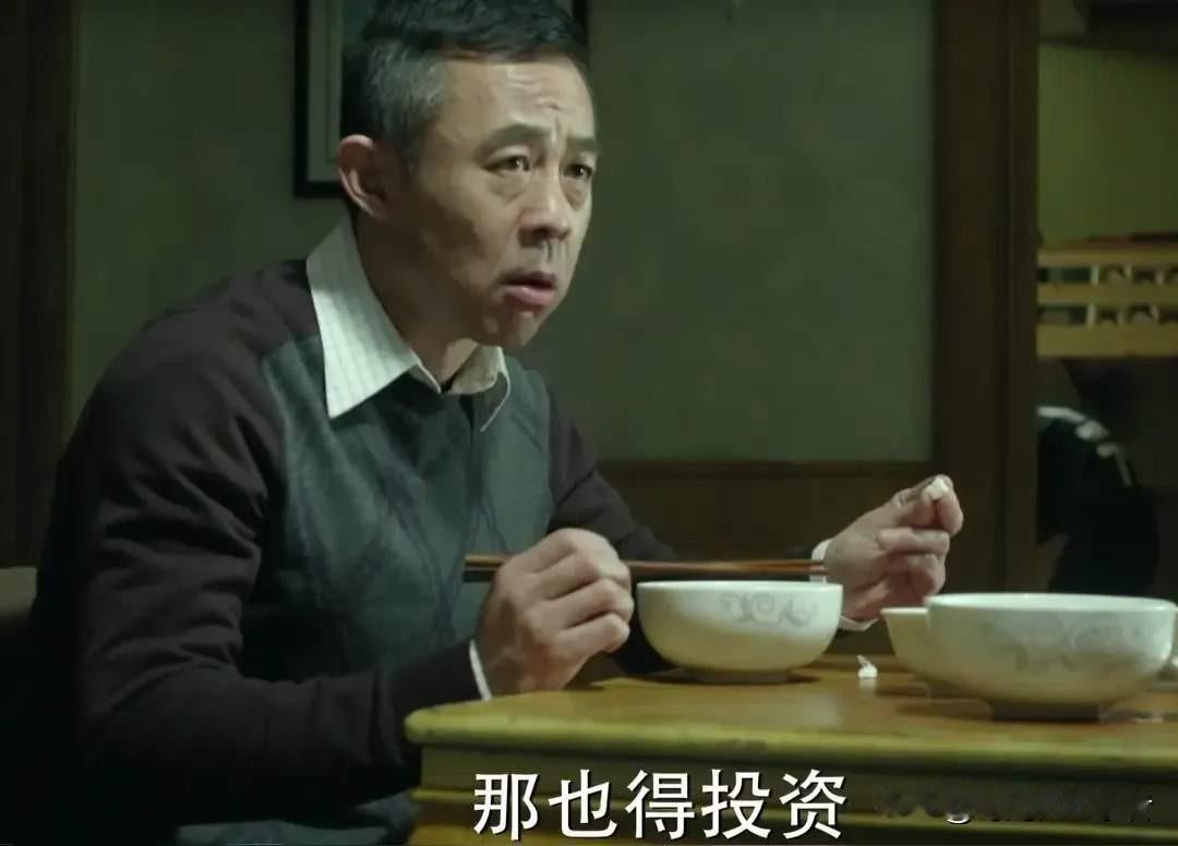 你看过侯勇吃面，见过他啃大葱吗？真是吃嘛嘛香，侯勇一个江苏人，真的在拍戏风格上透