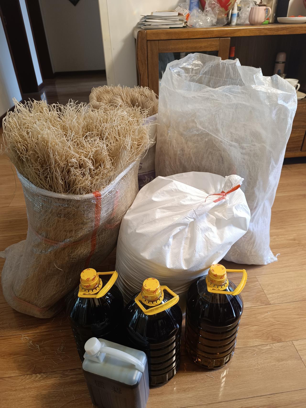 我表弟太实在了

今天表弟来了，一进门让我大吃一惊，天呀，拿这么多东西，三捆粉条