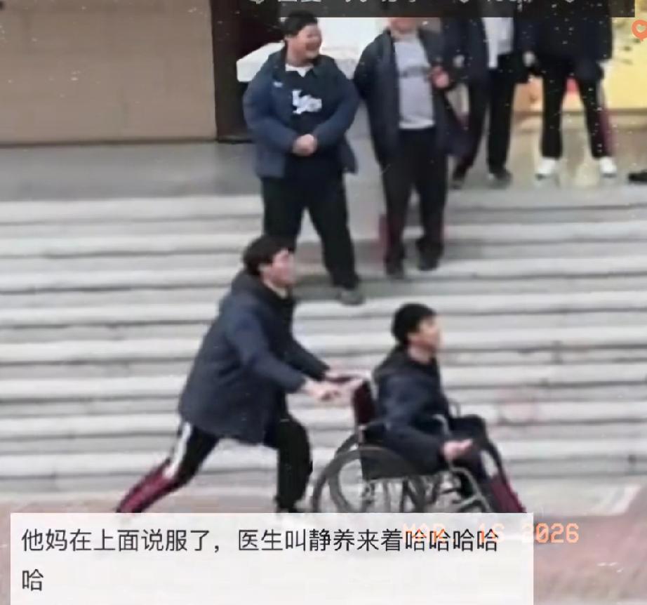 谁能拒绝这样的青春啊！
安徽校园里的一幕，直接被人民日报点赞，看完心里暖得发烫。