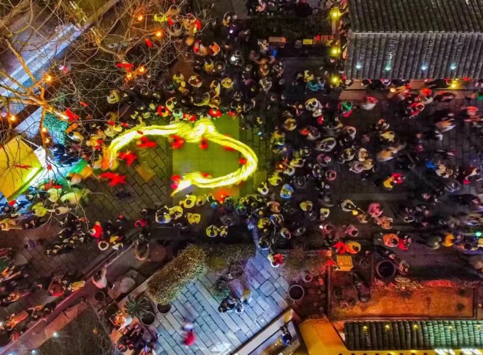 #起猛了看见安徽有龙在飞# 万万没想到安徽舞龙已有千年历史，而且过年的时候，舞龙