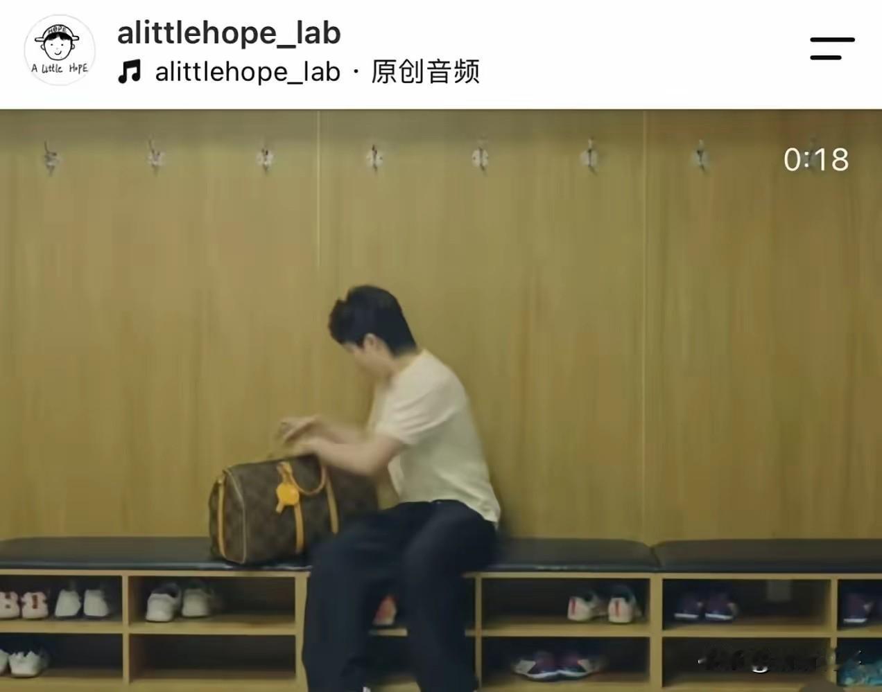 楚钦这段日子过得挺安静的

不是因为比赛拿了什么新成绩，也不是因为哪场输赢又被翻