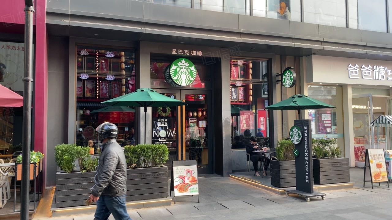 星巴克降价！一直嘴硬不降价的星巴克正在悄悄降价。在国产咖啡品牌的不断发展下，曾经