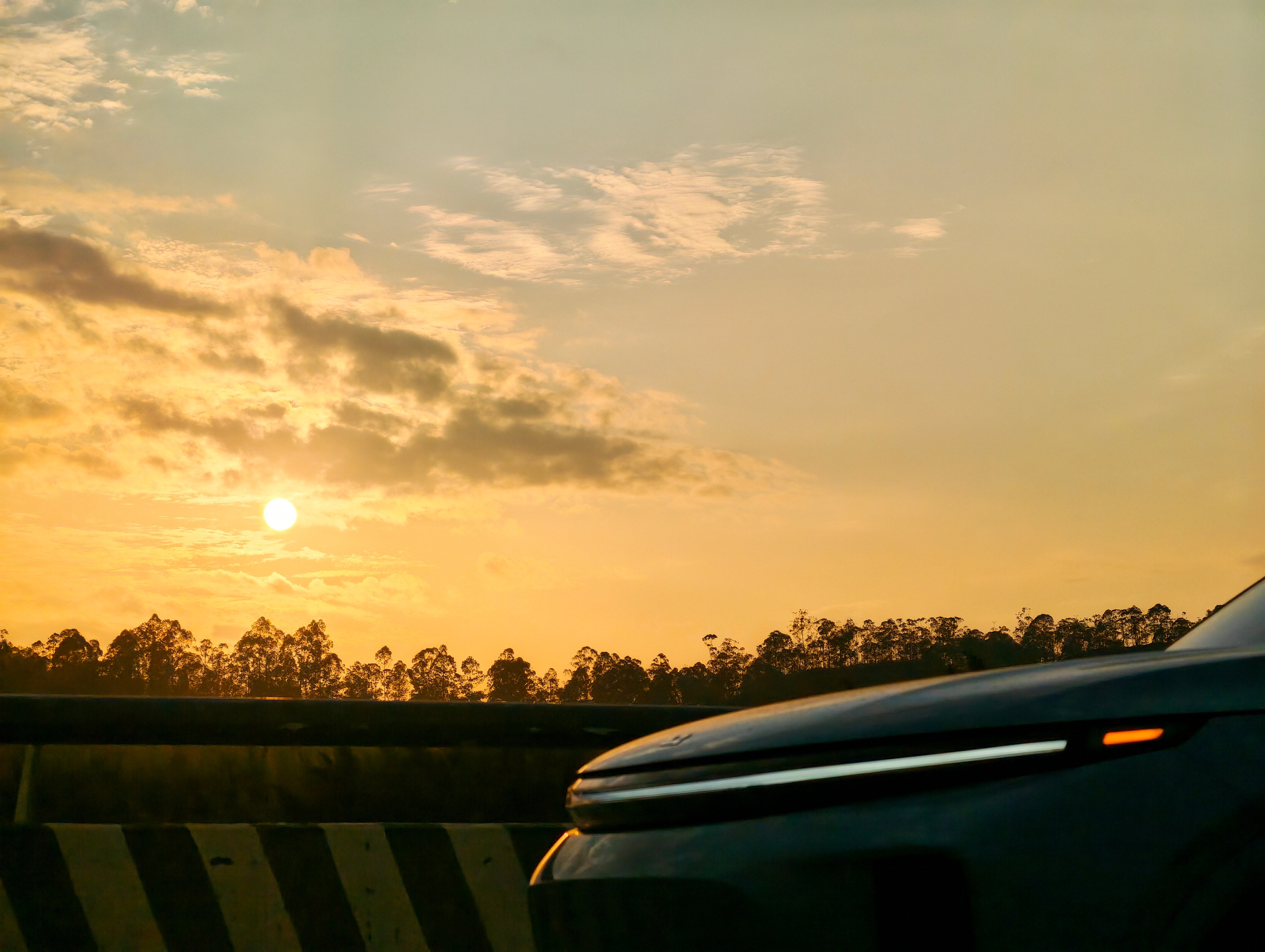 贯穿灯有很多，但星环灯还得是理想，这种独树一帜的辨识度，是模仿不来的。理想L7