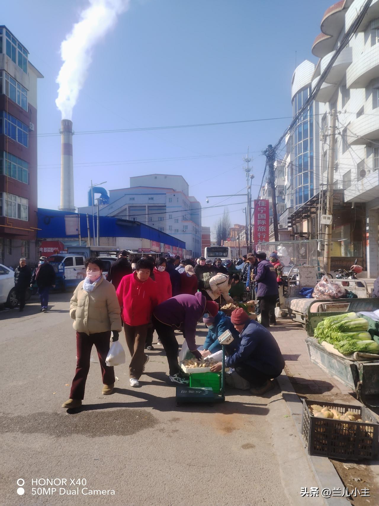 今天又出摊了，天气好好，心情不错。骑车到市场有二十多分钟，要经过一个上坡，通常要