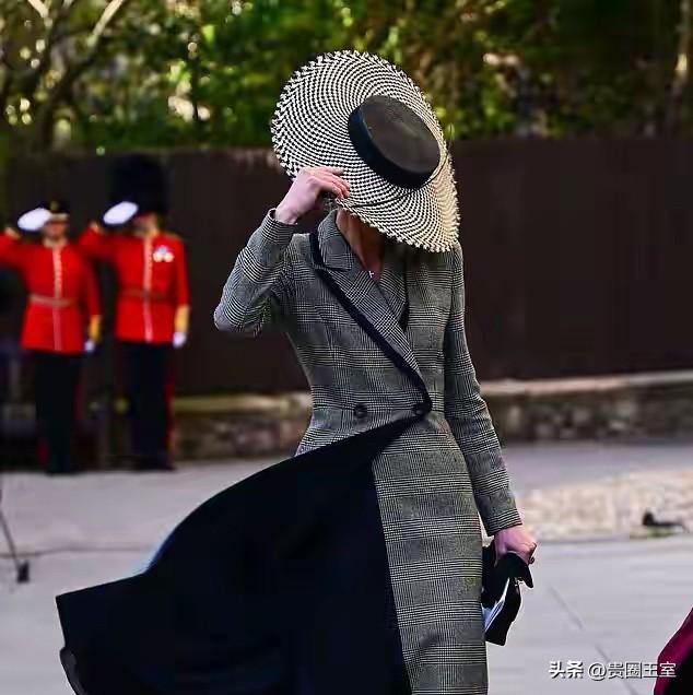 突发情况！凯特王妃经历“尴尬”一幕！

凯特王妃最新亮相，当天她陪同威廉王子亮相