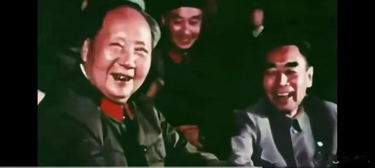 望着毛主席与周总理开怀的笑容，心中满是温暖与敬意，烦闷也一扫而空。