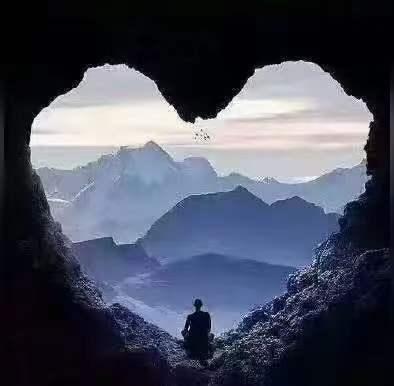 山坡羊·悟心自渡
垣摧成户，
心开成路，
迷途且把弯儿度。
意烦疏，事难纾，
从