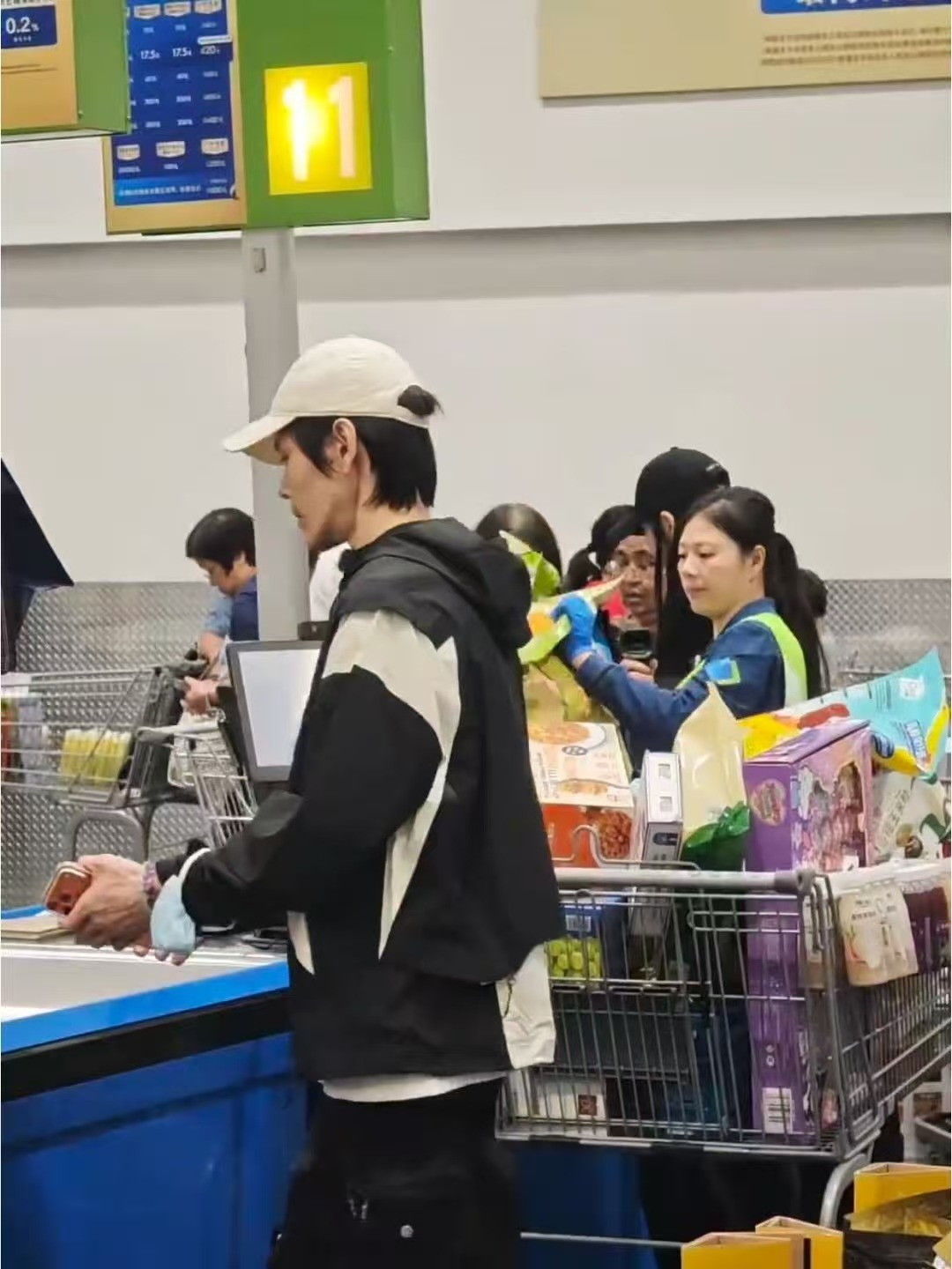 网友偶遇向佐排队超市试吃郭碧婷向佐素颜逛超市谁能想到荧幕上气场十足的向佐，逛超市