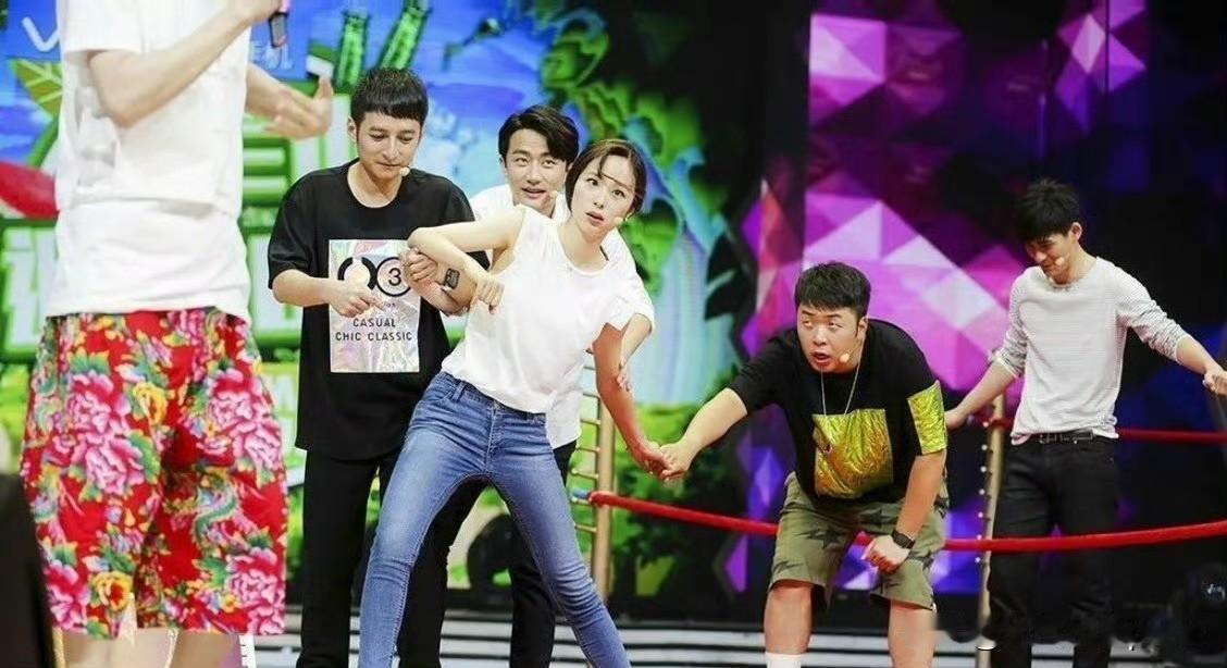 江一燕穿牛仔裤是真好看，一点明星架子都没有！
别的女明星可能还得端着，她倒好，大