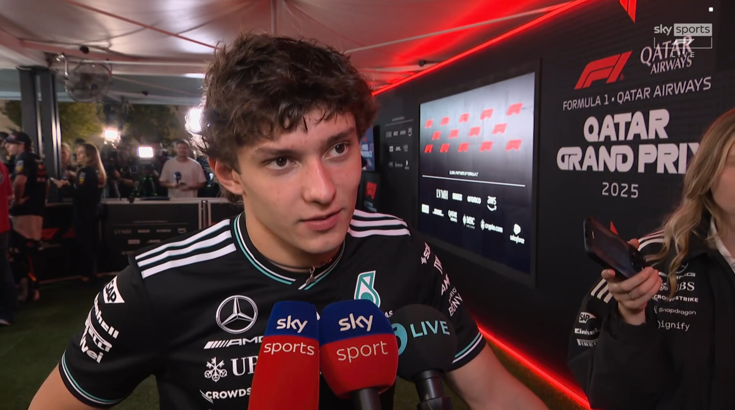 安东内利：最后一圈是我自己的失误，不是有意放过诺里斯的。当时我进弯的速度比上一圈