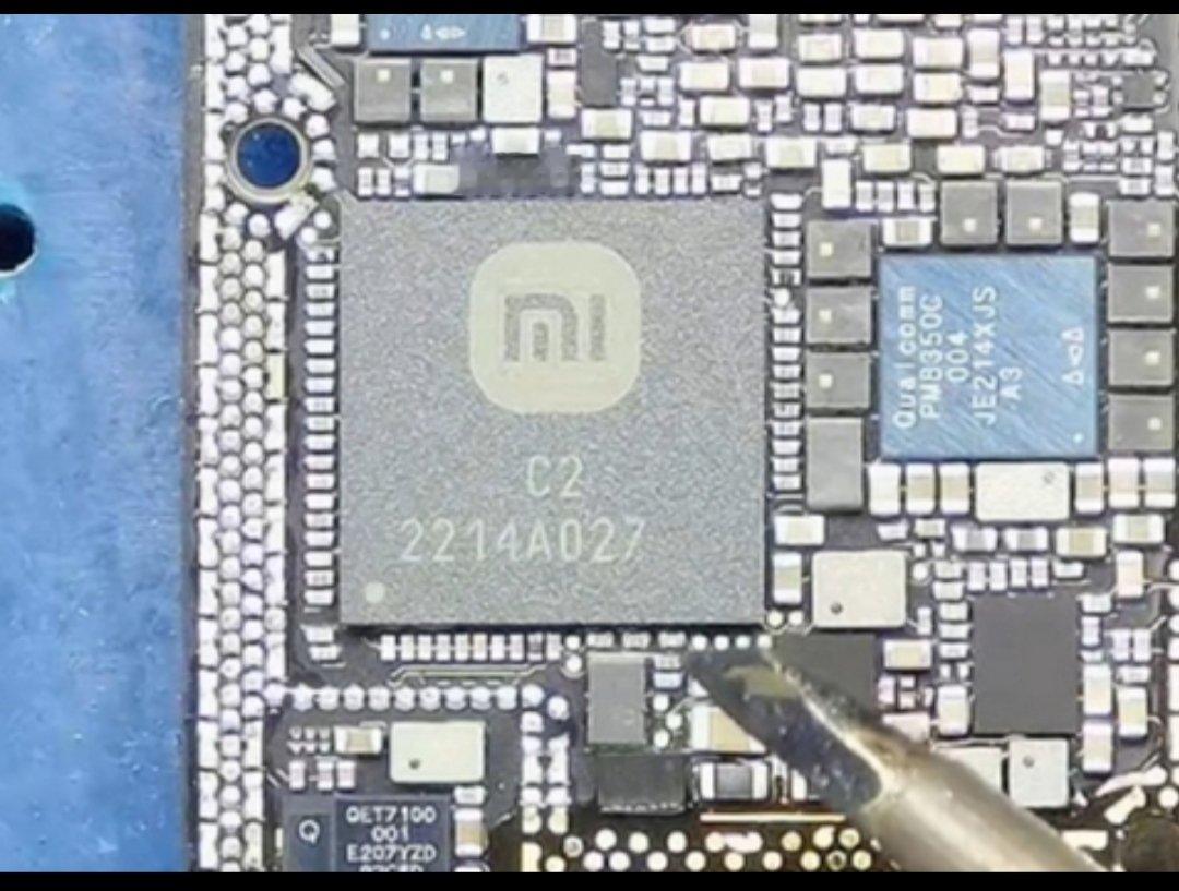 小米12S Ultra上用了一颗小米澎湃C2 影像芯片，但是小米在当时没有做任何