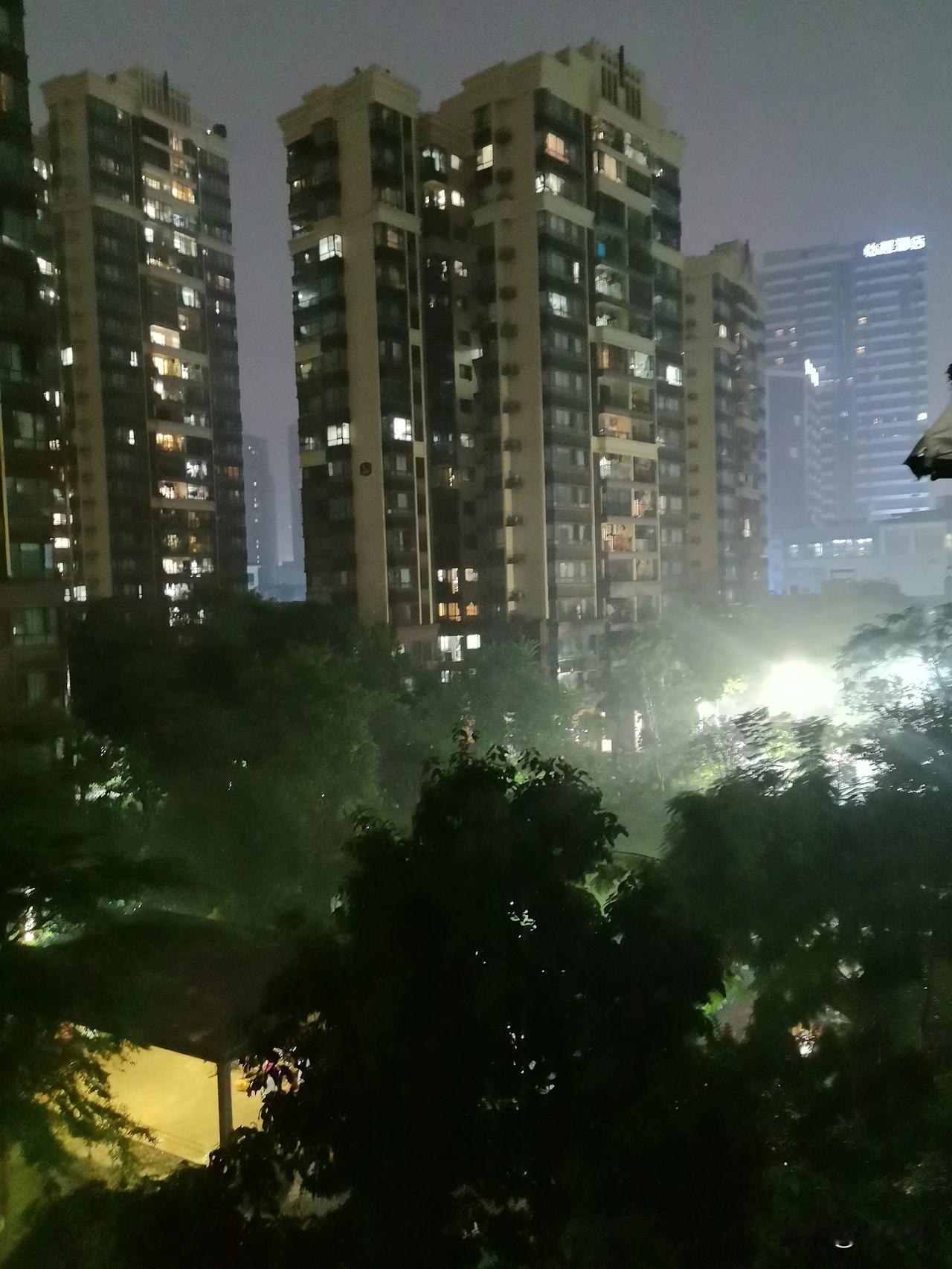 夏天的雨，
真的很干脆，
说下就下，
说停就停，
而且要下就下大的，
毛毛雨就太