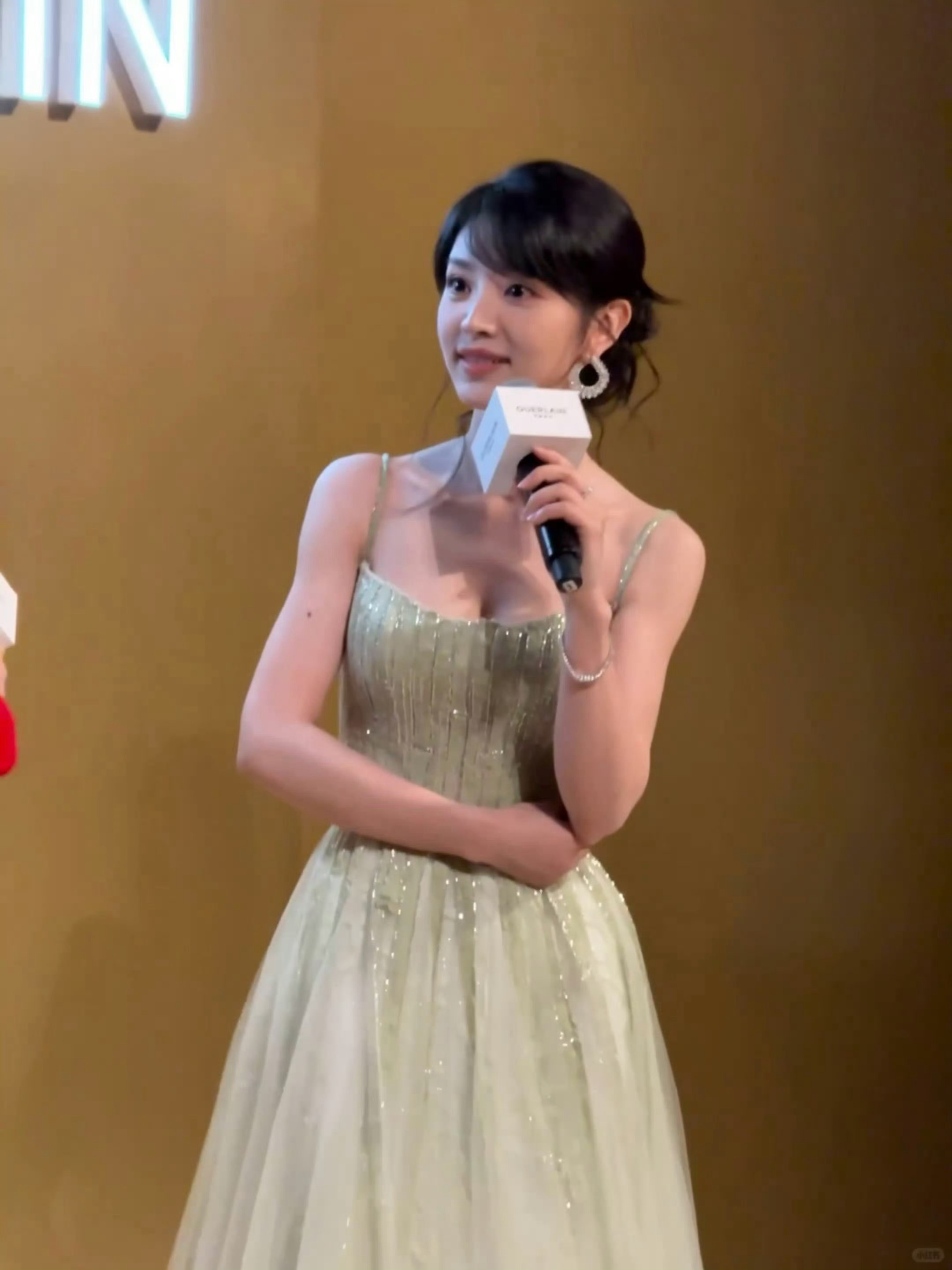 杨洋田曦薇翟子路同框 田曦薇今晚简直就是豪门千金既视感[舔屏]！活动生图美我一大