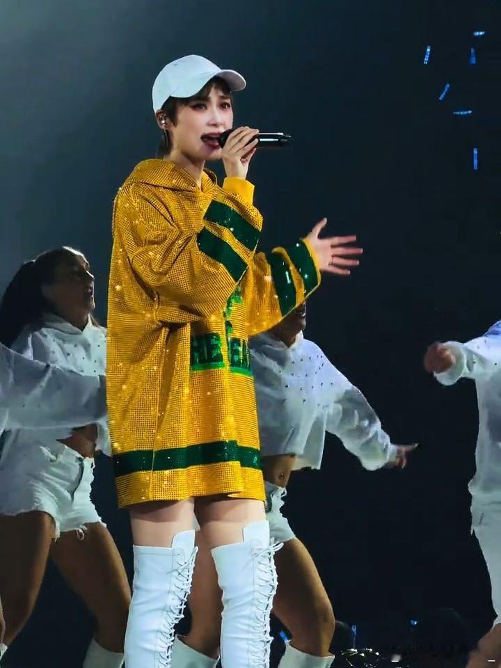 在北京见证李宇春演唱会全新舞台谁懂李宇春北京演唱会的氛围感！全新升级舞台质感拉满