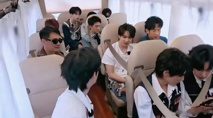 一车安全带全是P上去的该热搜出自综艺《奔跑吧》第12季，节目组在综艺画面里后期P