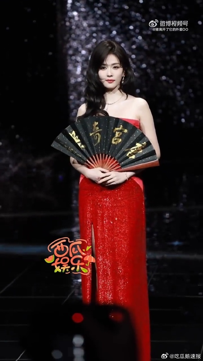 杨紫白鹿皆持剧宣扇子走上红毯，以扇子为媒介宣传新剧，让时尚的红毯造型多了层新剧预