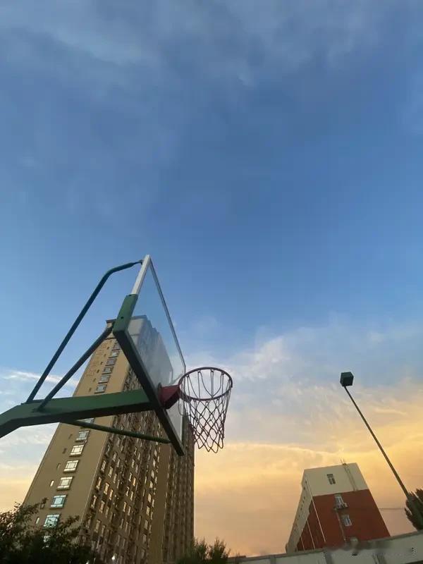 要说北京队表现最好的球员，我觉得陈盈骏很突出。CBA前三轮比赛，他场场爆发，分别