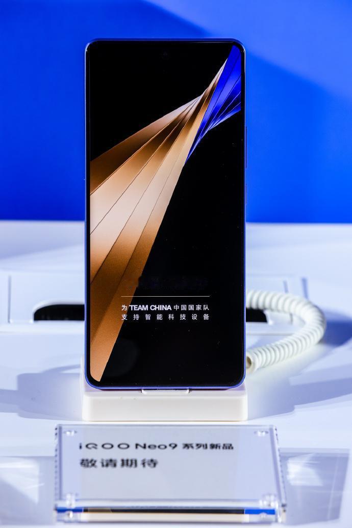 iQOO Neo9S Pro+外观曝光，蓝白新配色挺清新的，与夏季很搭，将在7月