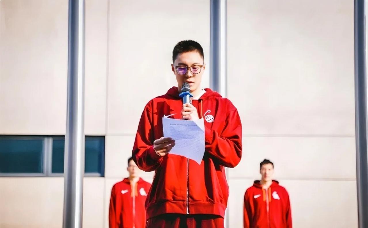 胡明轩：当队长了！得拿点表现出来立立威。
周琦：我能上场出出汗就行。
张镇麟：我