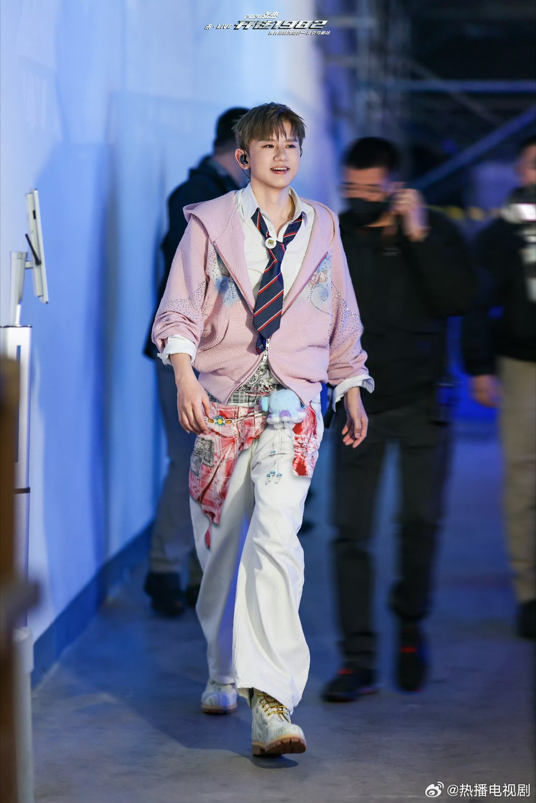 张杰鸟巢演唱会开场就是一个净化 从《驭风歌》开始就彻底心动，热血与治愈交织。张杰