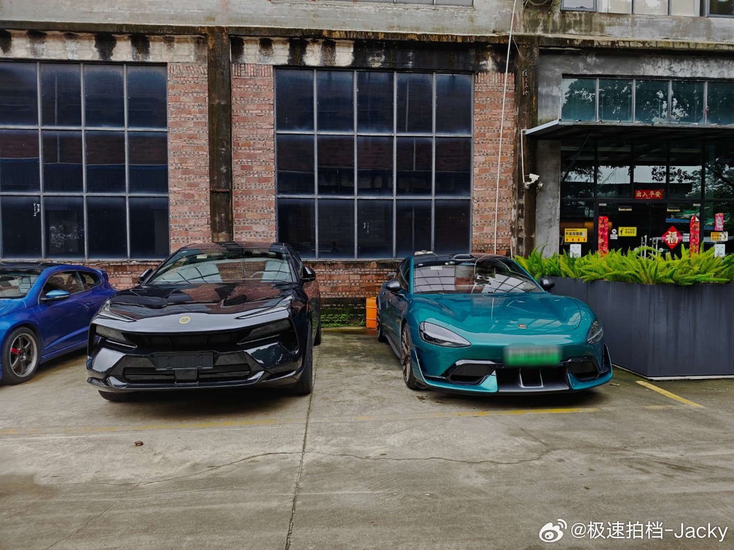 我发觉我真的很喜欢那种车头看起来很凶的车，尤其是有大嘴加尖鼻子，嘴巴再地包天的。