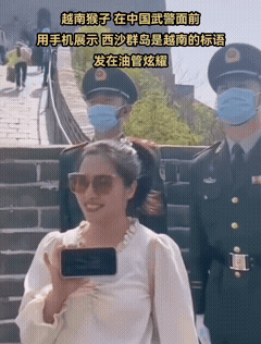 这越南女游客好下作[思考]！她竟在长城搞小动作？11月3日有网友发文称，在外网有