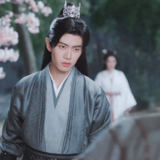 《凤凰台上》第一眼就被彭小苒的凌苍苍戳中，完全梦回《东宫》小枫，同样是热烈纯粹的