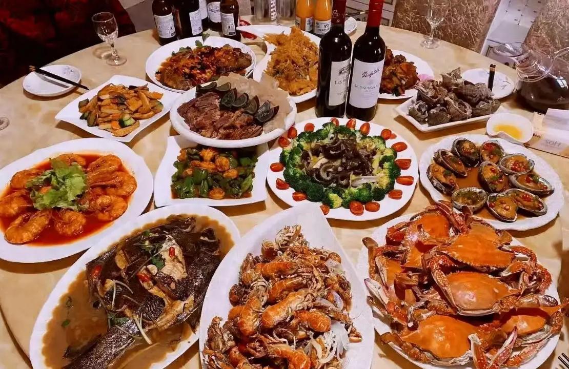 今天是国庆长假第一天，酒桌上说错了话，老婆一路批评不断。
在外面吃饭时，谈到市里