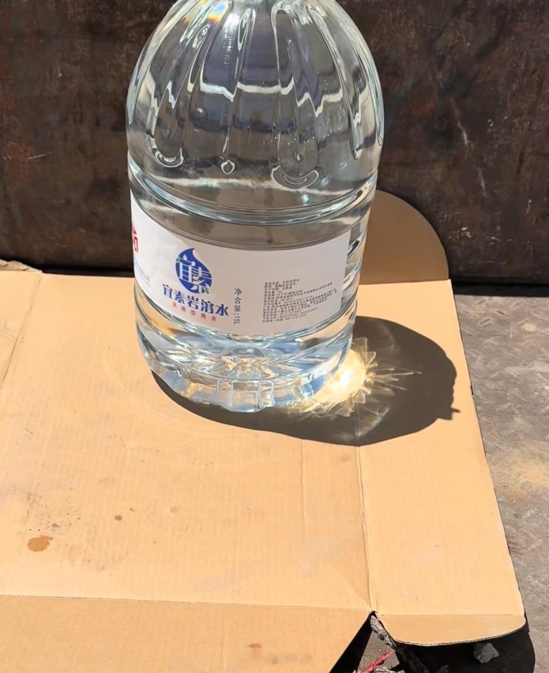 装满水的瓶子不要随意放在车里，阳光直射就是放大镜，几分钟就能引燃车内物品 