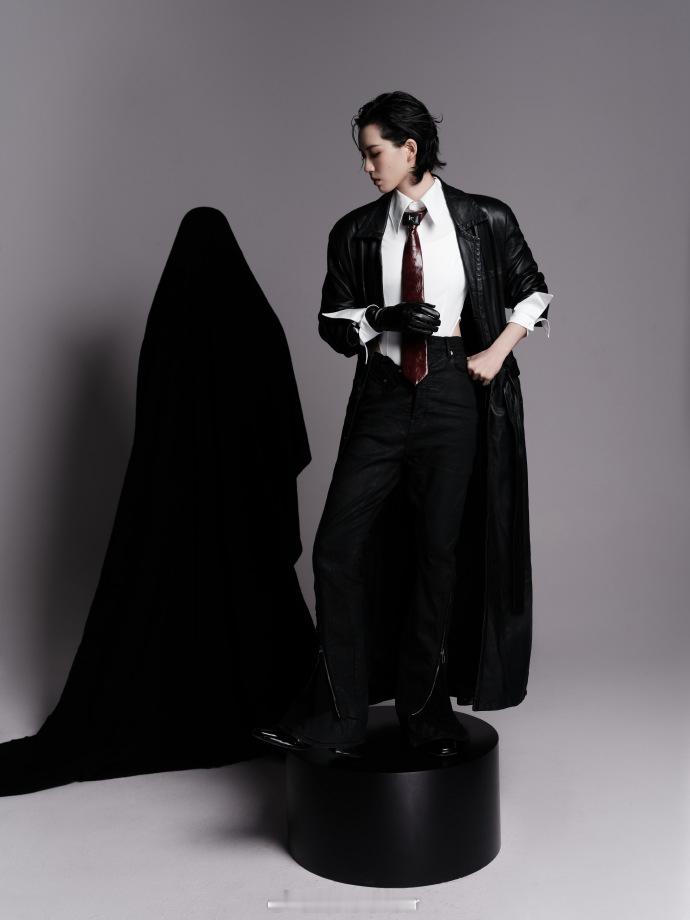 陆柯燃微博之夜出发图陆柯燃露腰了 好性感的腰！ 