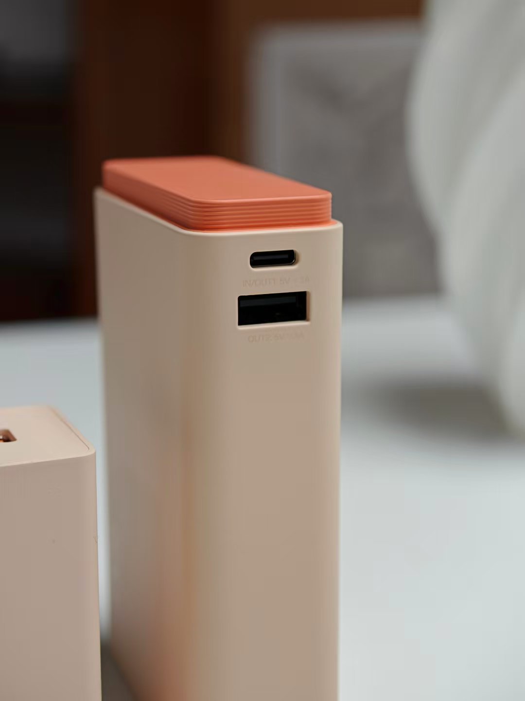 最近拿到了 OPPO 的 120W 小方瓶充电头和 120W 超能舱移动电源。先