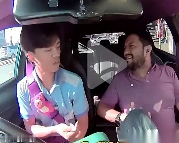 一个印度老头坐完越南出租，推开车门，深情款款地丢下一句“谢谢”，转身就走。
没掏
