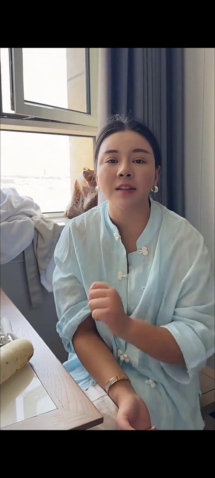 大家好，我是宋晓明。家人们，今天隔着屏幕想送给王金刚几句话。我跟二子在一起，跟你