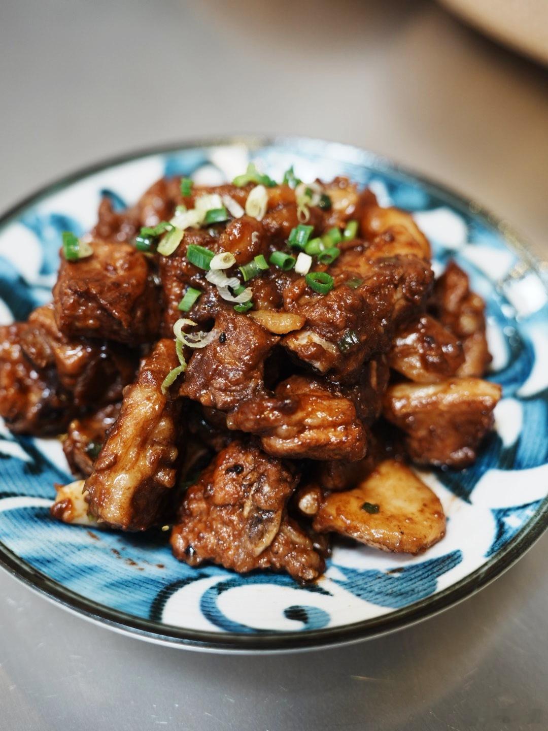 𝟢𝟪.𝟢𝟨久违的住家饭。凤凰盏焖饭、松茸肉丸炖豆腐、炒茭白、红烧排骨吞之