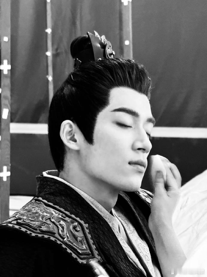 #王星越工作日常plog##王星越拍的月亮# 王星越的工作日常充满活力，他拍的月