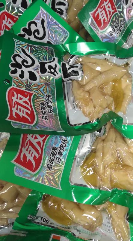 最近“有友鸡爪”的客服回应可太有意思了。之前有消费者反馈在鸡爪里吃出异物，客服的