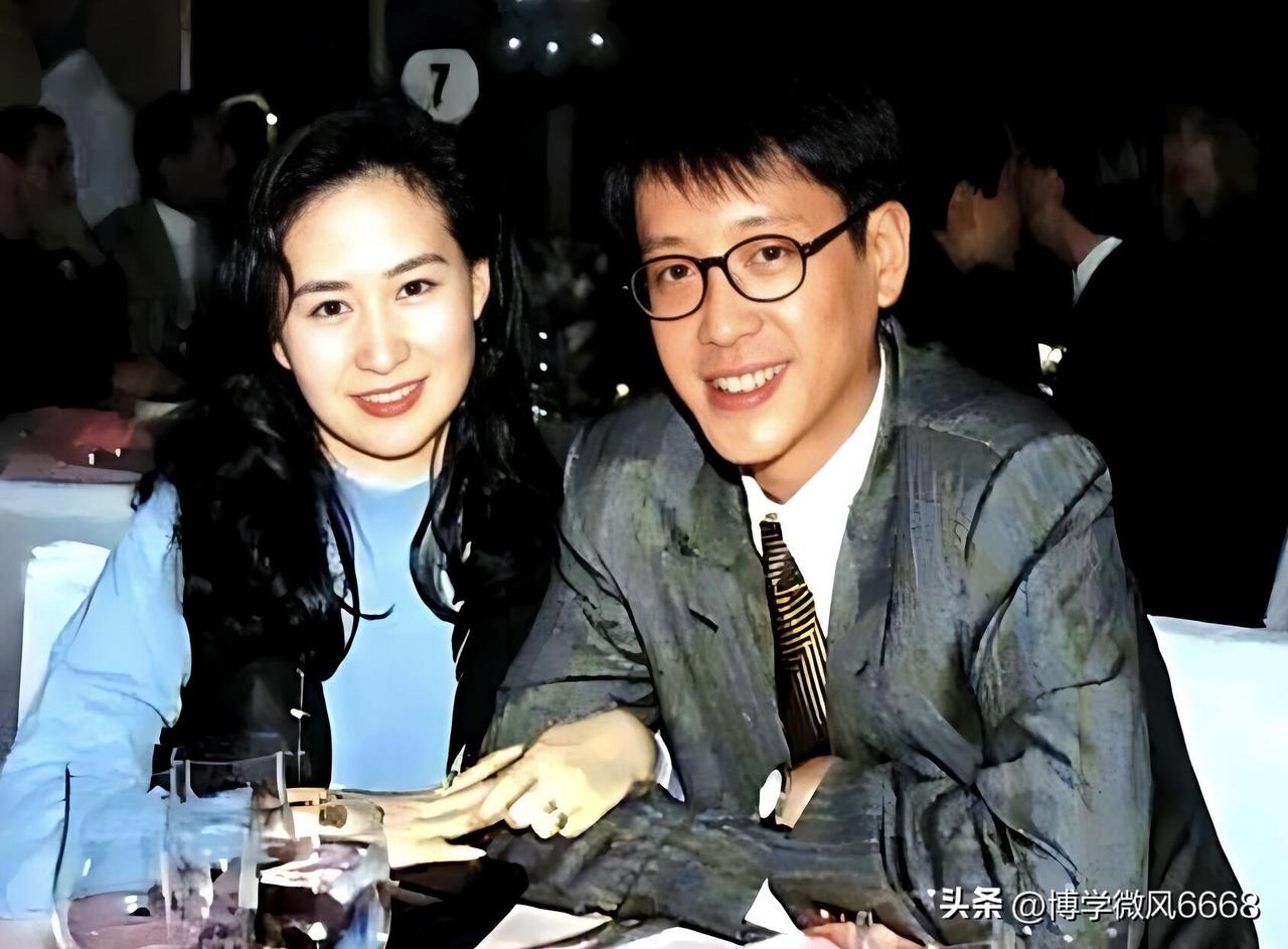 90年代的老照片许晋亨与何超琼，好有范，这是真正的郎才女貌吧，许晋亨五官立体深邃