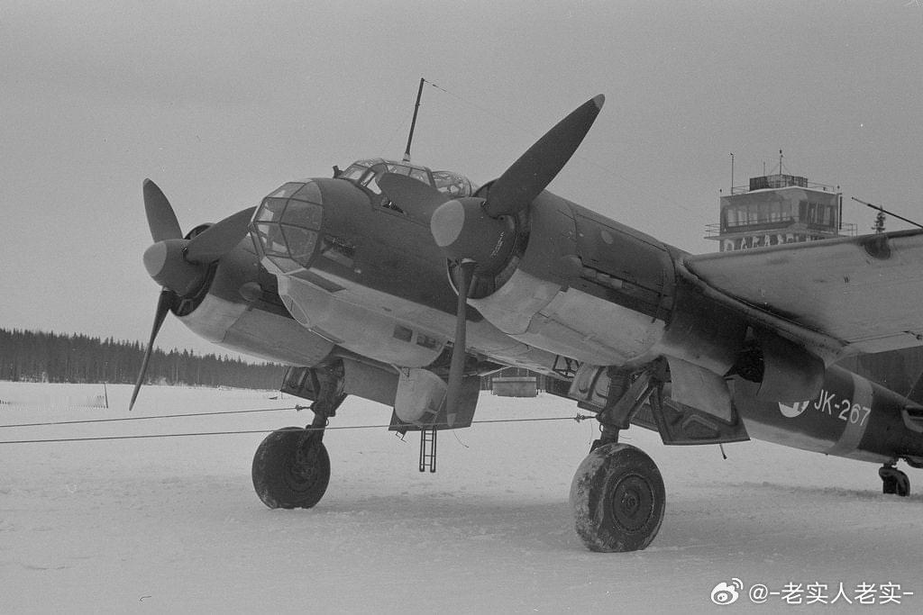 芬兰空军的JU88A4正在挂弹准备出击，摄于1943-44年。可见1吨重的重磅炸