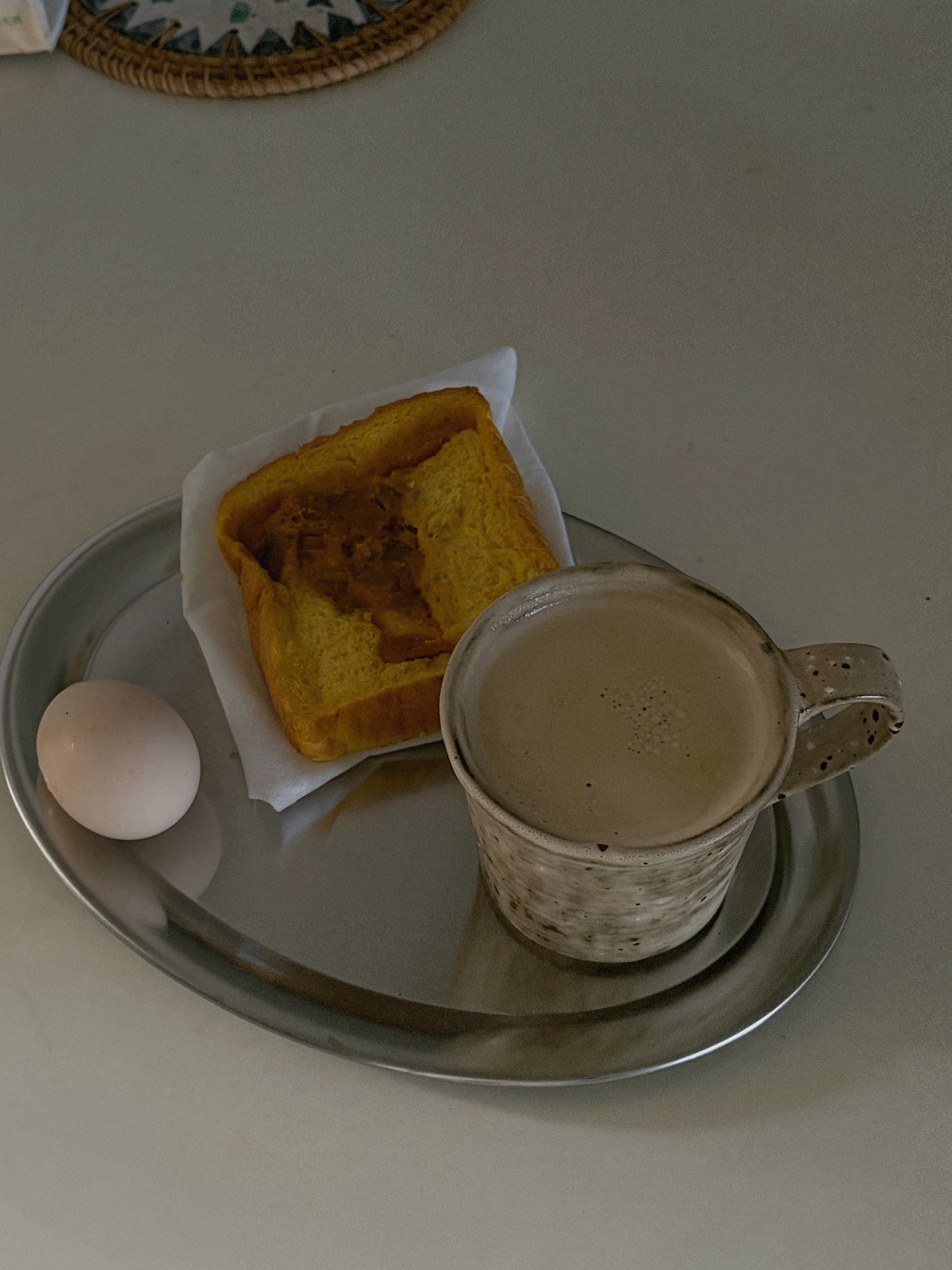 我的早餐都是毫无仪式感，直接手抓食物，咖啡也是直接在咖啡机旁边一口闷的，迅雷不及