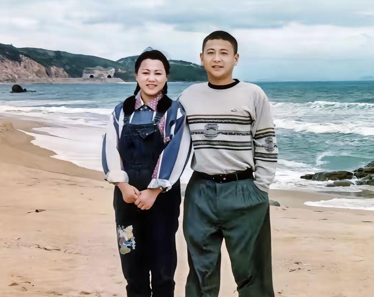 你见过海空卫士王伟不穿飞行服的样子吗？这张90年代海南陵水海边的合影，是他生前少