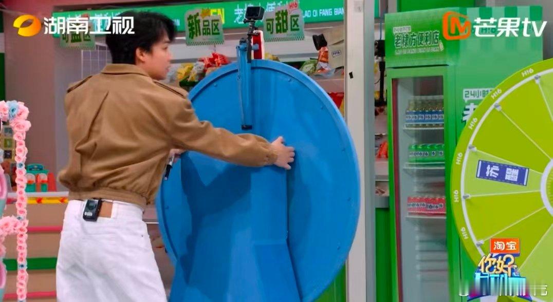 董子健想整蛊别人时是最不怕累的你好星期六 董子健整蛊刘昊然的样子，像极了想恶作剧